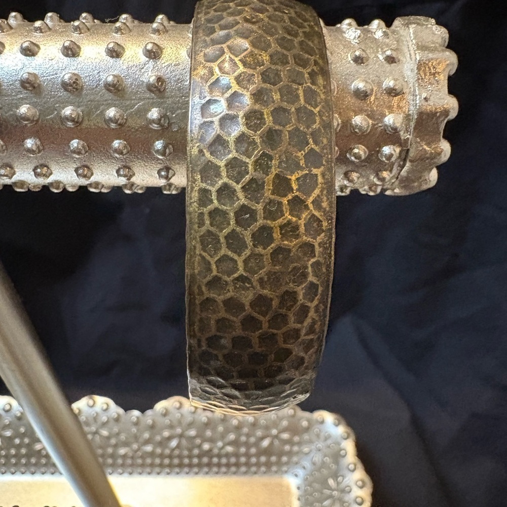 Elegant Gold Bracelet with Intricate Textures - Picture 6 of 11